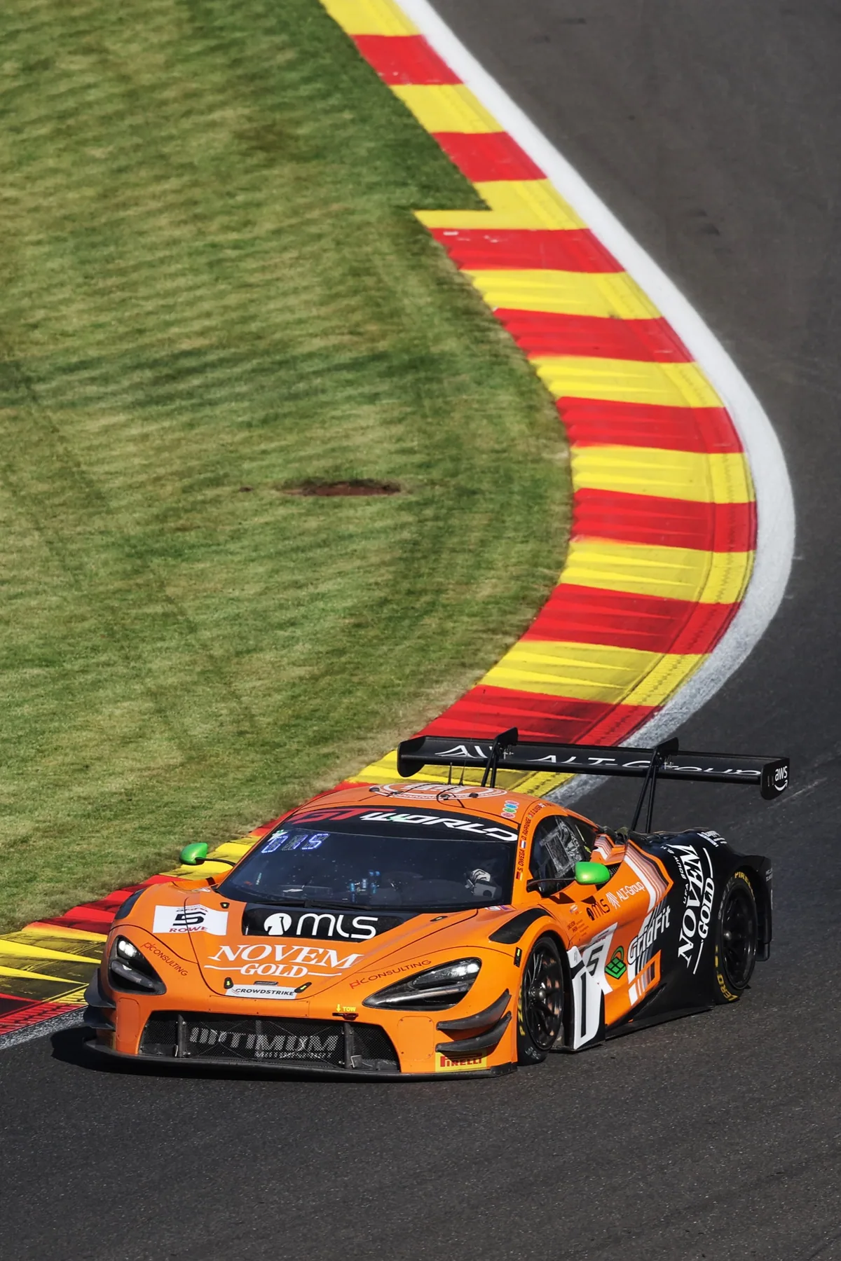 McLaren 720S GT3 EVO Nummer 5 auf der Rennstrecke von Spa