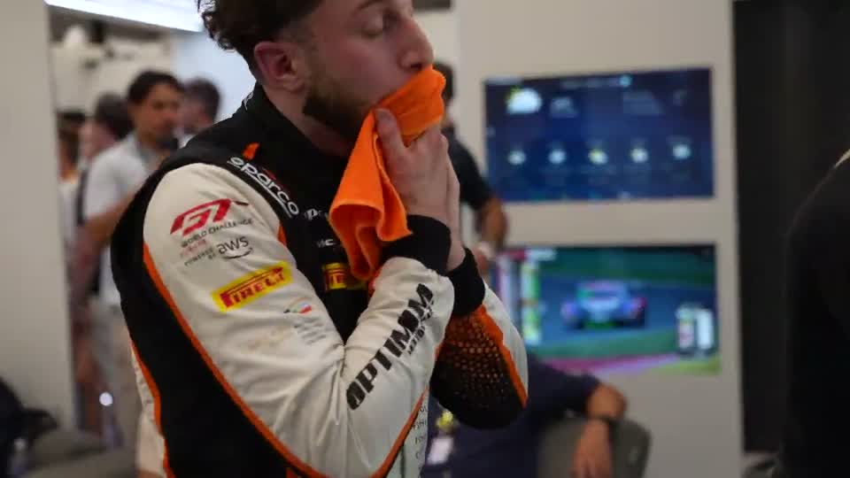 Salman zwischen den Stints in der Garage von Spa